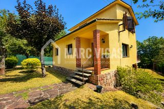 Casa en Viladrau. Casa amb jardí i piscina a la urbanització la guineu de viladrau