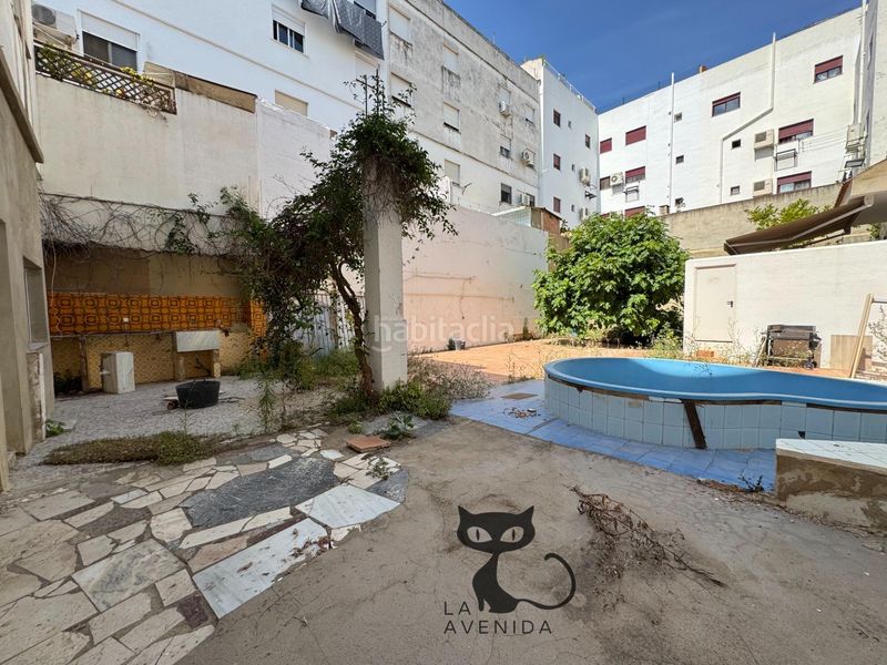 Foto a73b0f68-faff-41f9-b382-f59bf238eb57. Casa amb aparcament piscina a Benetússer