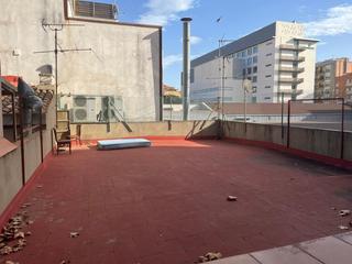 Pis a Eixample. Piso de 4 habitaciones para reformar con terraza de 87m2