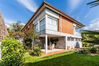 Chalet  Carrer john lennon de. Chalet en parcela de  606m cantonero en castellarnau