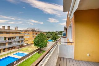 Pis a Vilartagues-Tueda de Dalt. Amplio piso con jardin y piscina comunitaria