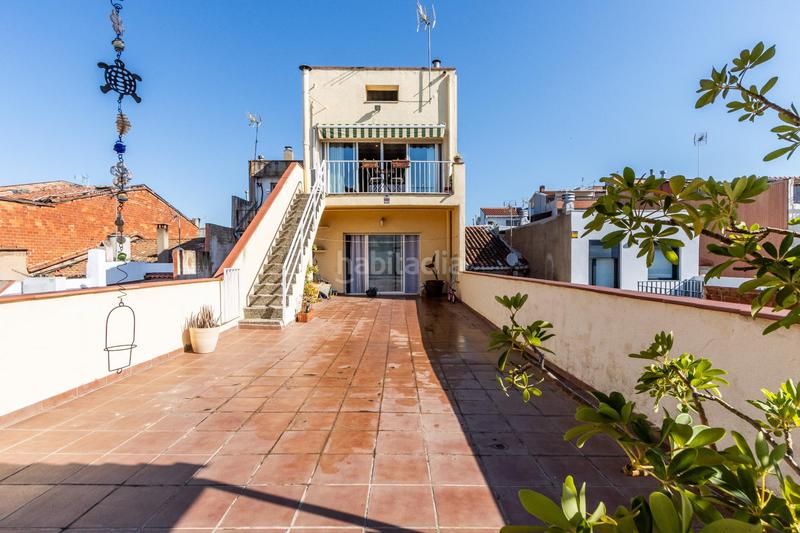 Foto 2f6b0621-4896-4fcf-bfb6-4b31f9a3a515. Casa amplia casa con gran terraza, garage y local en Sabadell