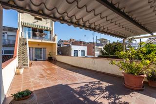 Casa a Covadonga. Amplia casa con gran terraza, garage y local
