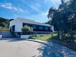 Maison à Golf Costa Brava. Villa de nueva construccion en mas trempat, entre sant feliu de