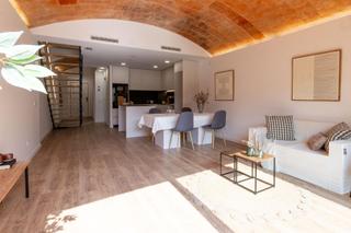 House in Barri Antic. Casa a estrenar con patio y acabados de alta calidad en barberà