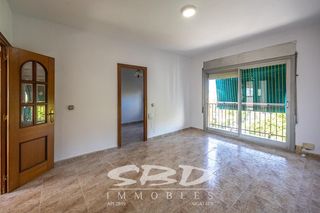 Pis a Campoamor. Piso de 3 habitaciones exterior con balcón y ascensor