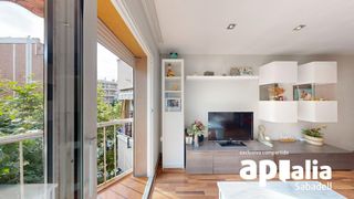 Appartement à Centre-Eixample-Can Llobet. Piso reformado con 2 habitaciones y balcón en barberà