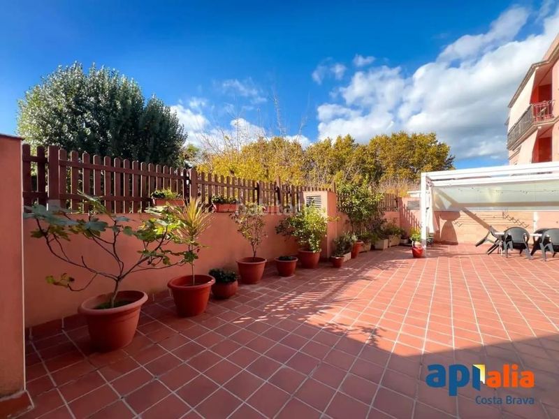 Foto bbe53bf8-3c49-4d30-bade-020ff5f75b8d. Planta baixa amb calefacció aparcament a Eixample Sant Feliu de Guíxols