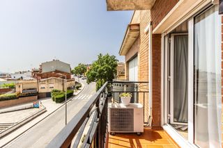 Pis a Poble Nou. Piso con dos balcones para entrar a vivir, finca de solo dos vec