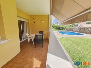 Piccolo appartamento in Poble. Apartamento en planta baja con jardín y piscina comunitaria