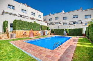 Casa a Vilartagues-Tueda de Dalt. Preciosa casa adosada con terraza y piscina comunitaria en sant