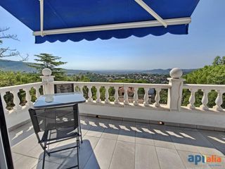 Casa a Mas Pere-Río de Oro. Chalet con vistas panóramicas al mar, piscina con cubierta y una