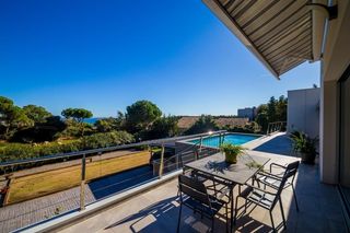 Casa en Urbanitzacions. Fabulosa villa seminueva con piscina en platja daro