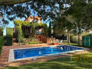 Casa a Ultramort. Casa restaurada en ultramort con amplio jardín, piscina de agua