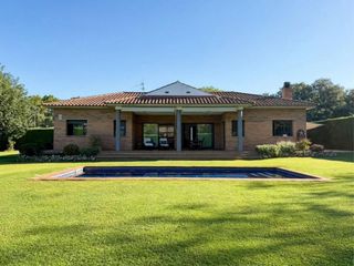 Haus in Caldes de Malavella. Preciosa casa a cuatro vientos con gran jardín y piscina de agua