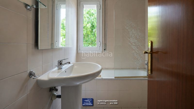 Foto 61fbf793-58f0-4ce9-9c87-9e414390af68. Casa adossada amb calefacció aparcament a Parets del Vallès