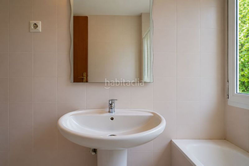 Foto e3ecc1dc-b385-4e7f-b3c5-8e30828cadad. Casa adossada amb calefacció aparcament a Parets del Vallès