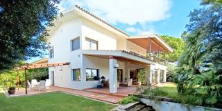 Chalet in Avinguda vilafortuny 0. Exclusivo chalet en parcela de 1.231 m2. con bonitas vistas, gra