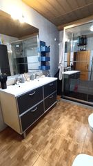 Flat in Carrer vint 62. Piso de tres dormitorios con pequeña terraza y trastero.