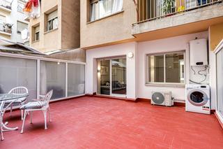 Lloguer Pis  Carrer d'alfons xii. Piso reformado en alquiler de temporada con gran patio. sant ger