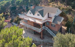Chalet  Carrer apel·les mestres. Exclusiva vivienda independiente en el serrat (ametlla del vallè