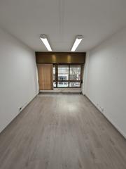 Lloguer Oficina  Carrer dels enamorats. Oficina  exterior con servicio de conserjería. camp de l´arpa.