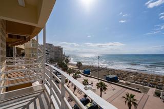 Alquiler Piso en Las Gaviotas - Carvajal. Alquiler septiembre 2025. 1 linea de playa en fuengirola.  2 dor