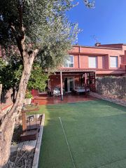 Casa adossada a Parque Henares. Chalet adosado con 4 dormitorios, garaje y dos patios en san fer