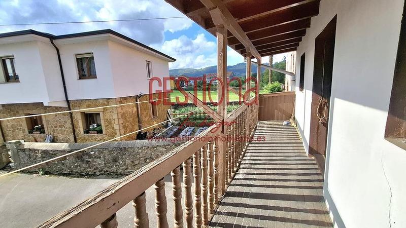 Foto 0867f09e-fddb-41e3-ad37-824c4a6759e9. Casa adossada amb calefacció aparcament a Solórzano