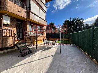 Planta baixa a Pedroso. Bajo con jardín completamente reformado, a un paso del centro. n