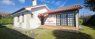 Xalet a Galizano. Casa independiente de planta baja con piscina. galizano