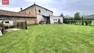 Casa pareada en Santa María de Cayón. Casa paraeada con jardin. argomilla