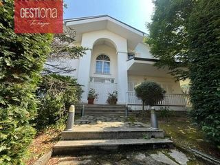 Chalet in Ris. Impresionante chalet individual en zona de belnoja