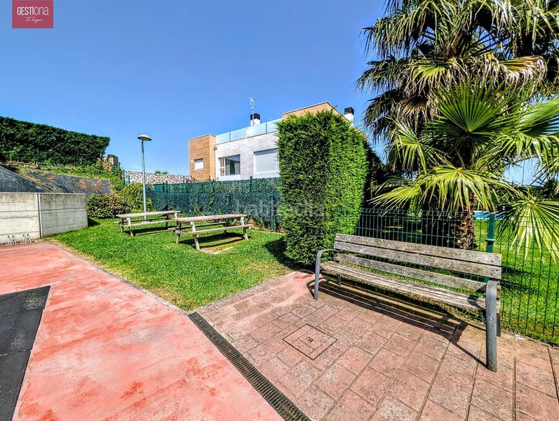 Foto 0b871282-45b1-426f-9713-c432266cd22c. Planta baixa amb calefacció aparcament piscina a Santander