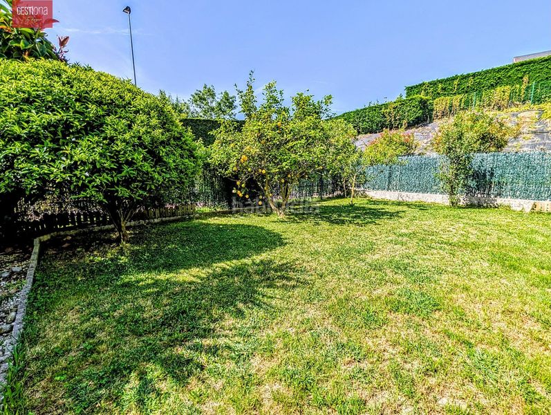 Foto b408bcd9-a764-41cb-a8a6-aea74a74264c. Planta baixa amb calefacció aparcament piscina a Santander
