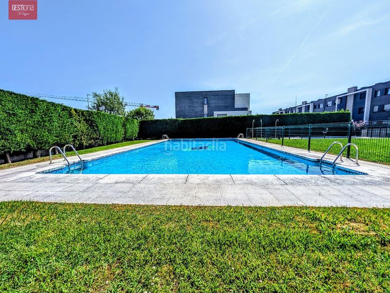 Foto e121b26e-d5a4-46ba-a007-ced1ff55a9f9. Planta baixa amb calefacció aparcament piscina a Santander
