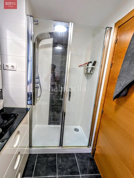 Foto f67a766b-6d24-451b-be7a-a464296030d9. Planta baixa amb calefacció aparcament piscina a Santander