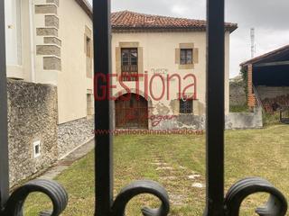 Casa aparellada en Ris. Pareado solariego en noja