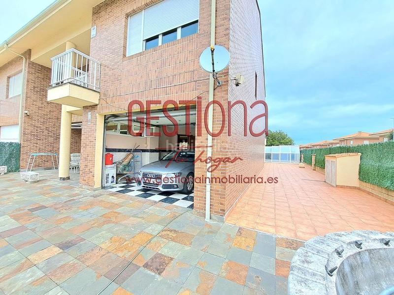 Foto db9bfcef-aee3-418f-996f-c21e48b3e9f8. Casa bifamiliare con riscaldamento parcheggio piscina in Santa Cruz de Bezana