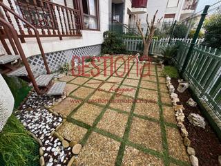 Apartament a Tregadín. Bajo con jardin en primera linea de playa