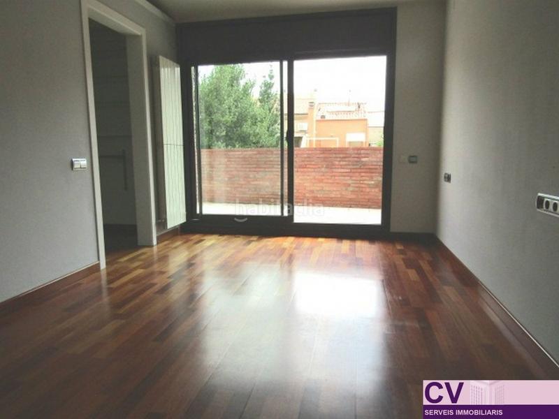 Foto bf2bf203-23a9-4dd8-8288-fda248e57716. Alquiler casa adosada jardin precioso de 84 m2 a pie de comedor en Terrassa