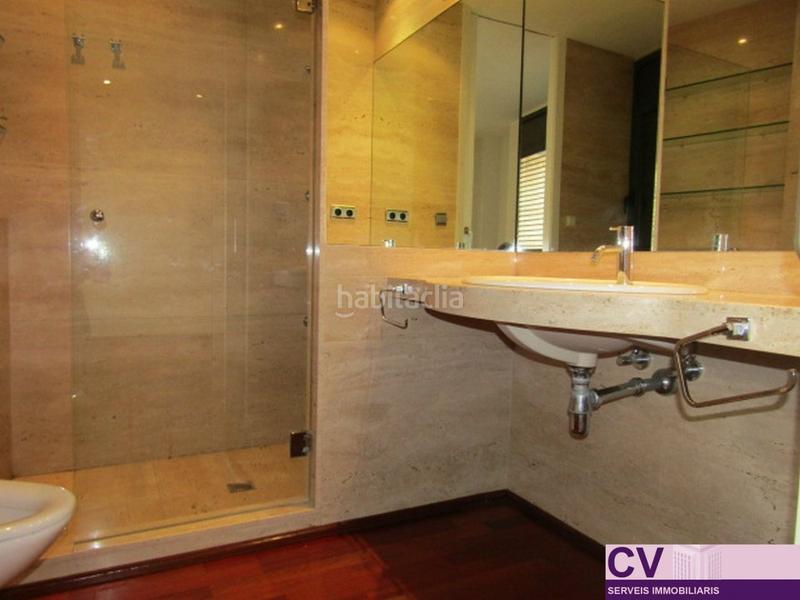 Foto dc19ee30-d819-4882-bce0-b6e46f3efcc3. Alquiler casa adosada jardin precioso de 84 m2 a pie de comedor en Terrassa