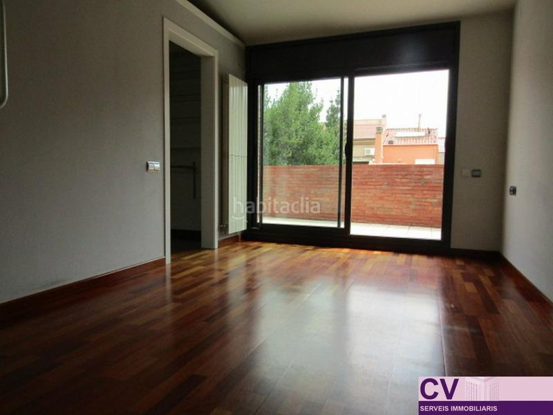 Foto ea40beef-1606-4e95-8c39-19ad053b2ae0. Alquiler casa adosada jardin precioso de 84 m2 a pie de comedor en Terrassa