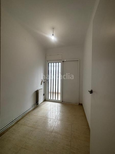 Foto d954fb65-08f0-4c07-ac25-f622df476726. Piso amplio piso de 4 habitaciones con terraza a pie de comedor oportunidad por precio y zona en Mataró