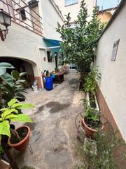 Casa adossada a Sant Pere Nord. Reformada con garaje privado y barbacoa en el jardín