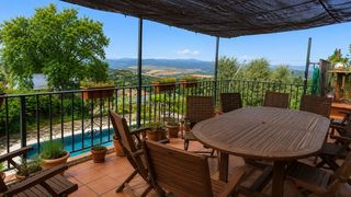Chalet en Mediona. Chalet independiente con piscina, buhardilla y vistas panorámica