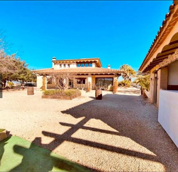 Foto fe2308e0-faea-456a-b165-db3c1ba904f5. Xalet amb piscina a Albaida