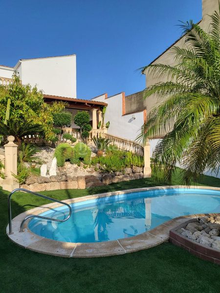 Foto ed1129d6-b78d-461e-981e-7cd55f5381f4. Casa amb aparcament a Palomar