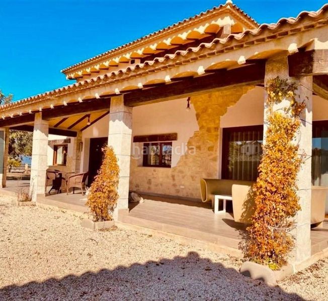 Foto bc51cbd4-856d-400b-90dc-ca9636dd5a40. Xalet amb aparcament piscina a Albaida