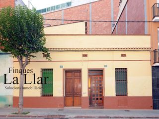 Casa adossada  Mare de deu de montserrat. Casa con terraza en venta en el centro de gava